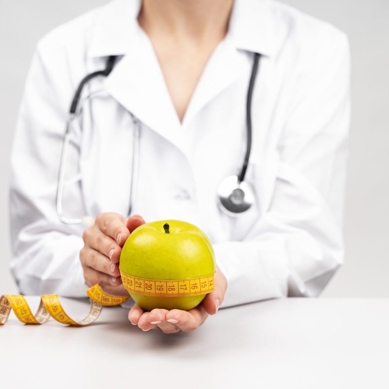 nutritionist-woman-holding-apple